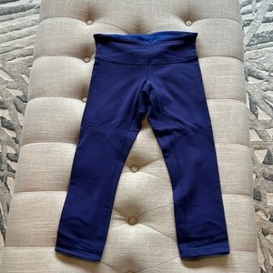 Navy blue cropped Lululemon leggings.